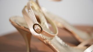 Sandálias douradas MNG