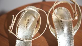 Sandálias douradas MNG