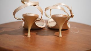 Sandálias douradas MNG