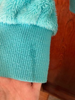 Chaqueta polar con capucha y pompones