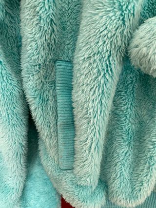 Chaqueta polar con capucha y pompones