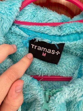 Chaqueta polar con capucha y pompones