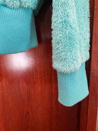 Chaqueta polar con capucha y pompones