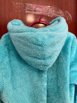 Chaqueta polar con capucha y pompones