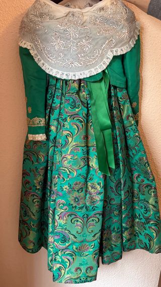 Traje de fallera y zapatos para niña