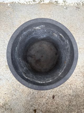 Macetero de piedra gris