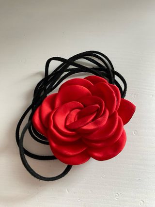 Gargantilla flor roja y cordón negro