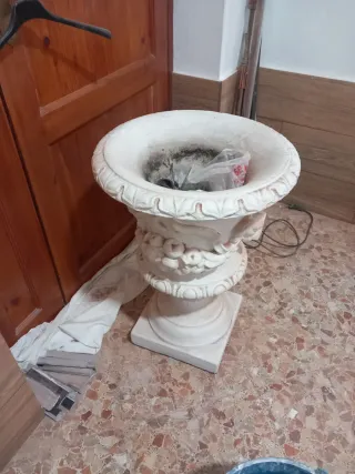 Macetero de piedra antiguo