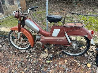 Mobylette para piezas o decoración