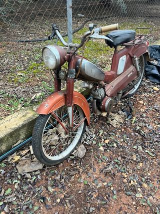 Mobylette para piezas o decoración