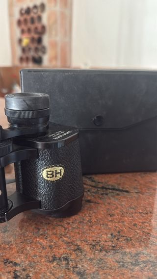 Prismáticos negros con funda