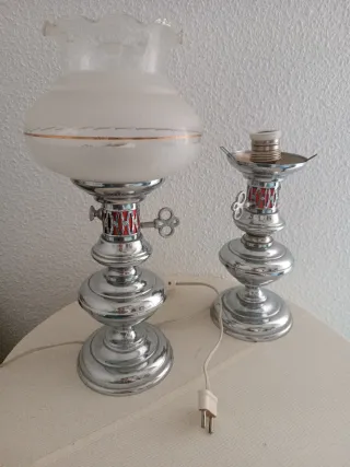 Lámparas de mesa plateadas y blancas