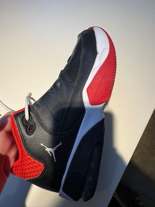 Zapatillas Jordan Negras y Rojas