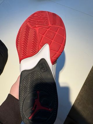 Zapatillas Jordan Negras y Rojas