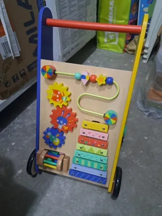 Andador infantil de madera con actividades