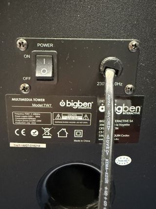 Altavoz de torre, con calcomania de cabina telefonica. BigBen