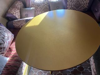 Mesa redonda dorada