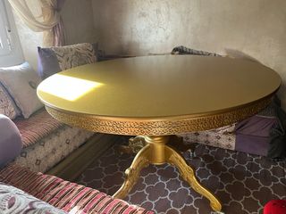 Mesa redonda dorada