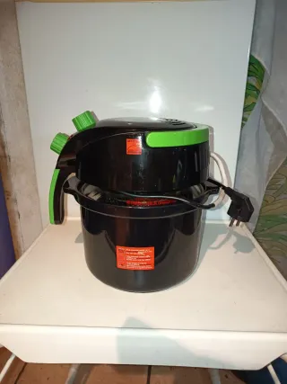 Freidora de aire negra y verde