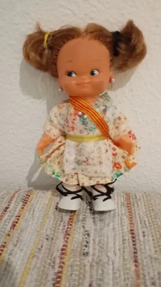 Muñeca antigua vestida de folclore