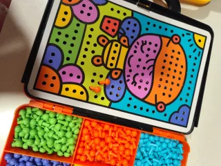 Yo Aprendo. Juego de pinchos de colores