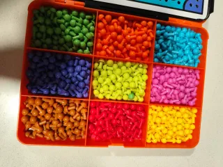 Yo Aprendo. Juego de pinchos de colores