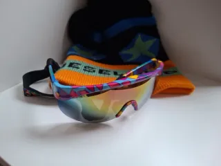 Gorro y gafas de nieve infantiles multicolor.