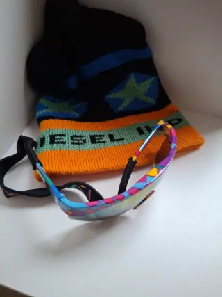 Gorro y gafas de nieve infantiles multicolor.