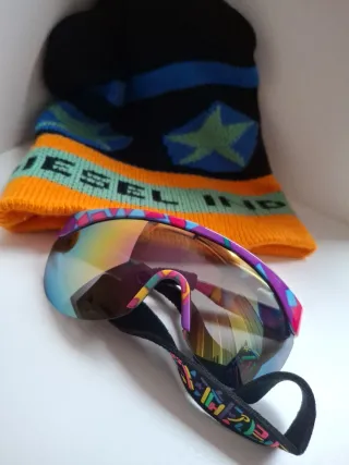 Gorro y gafas de nieve infantiles multicolor.