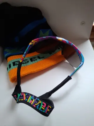 Gorro y gafas de nieve infantiles multicolor.