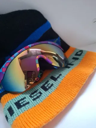 Gorro y gafas de nieve infantiles multicolor.