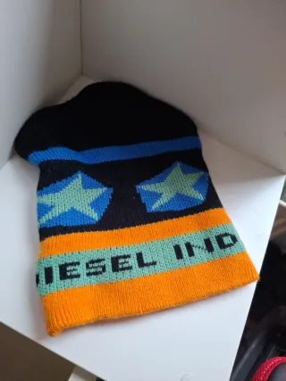 Gorro y gafas de nieve infantiles multicolor.