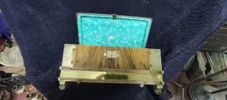 Baúl antiguo con caja de música