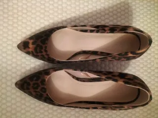 Zapatos de tacón H&M encaje negro y beige