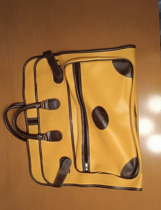 Portatrajes de viaje amarillo y marrón