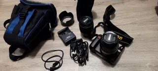 Cámara Nikon con accesorios