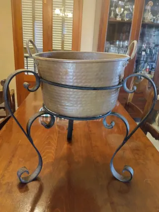 Olla de latón con soporte de hierro