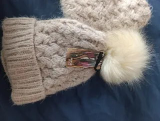 Conjunto bufanda y gorro beige y blanco