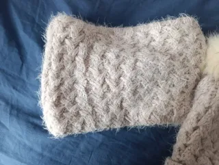 Conjunto bufanda y gorro beige y blanco