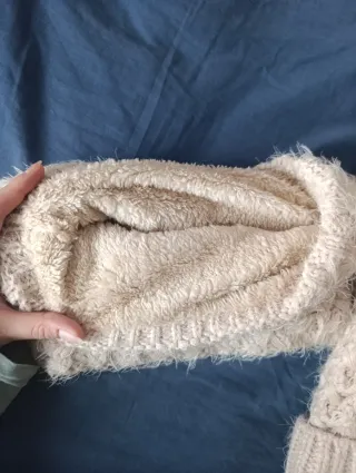 Conjunto bufanda y gorro beige y blanco