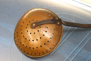 Antigua rasera, espumadera forjada de hierro y cobre.