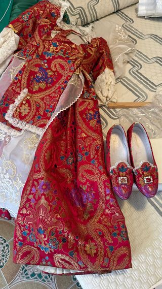 Traje de fallera y zapatos para niña