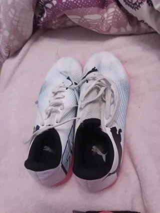 Botas de fútbol multitaco niña, 20 euros cada par.