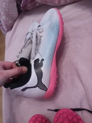 Botas de fútbol multitaco niña, 20 euros cada par.