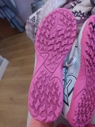 Botas de fútbol multitaco niña, 20 euros cada par.