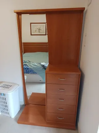 Cómoda de madera con espejo