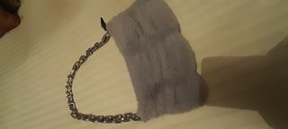 Bolso peluche gris con cadena