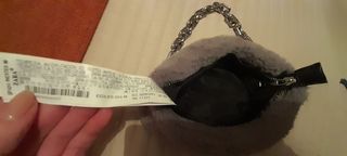 Bolso peluche gris con cadena