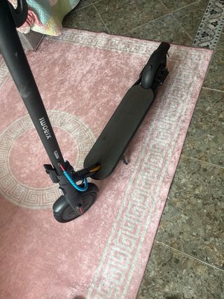 Patinete Xiaomi 4 lite 120€ con cargador original.