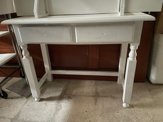 Mesa de madera blanca con cajones